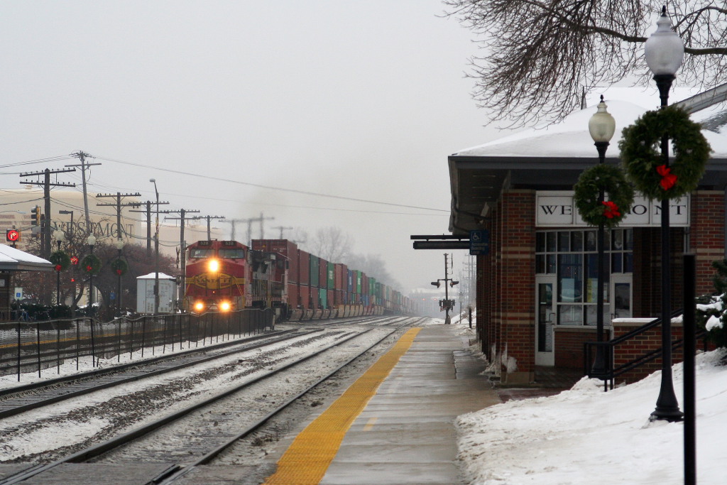 BNSF 528, BNSF 554
Westmont, IL - 12/09/07

