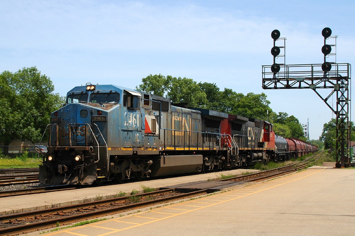 CN 331
IC 2461 - CN 2182 leading 331 past Brantford
06/21/2013
