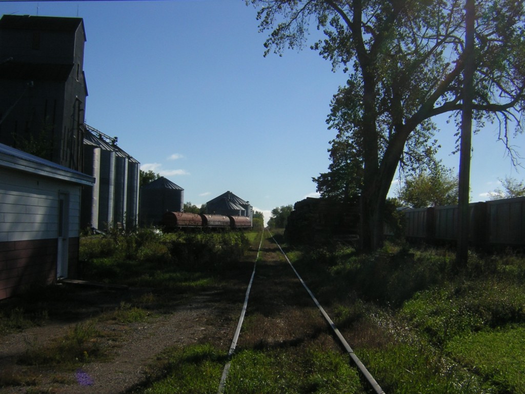 White Lake, South Dakota
Looking down the former CMSP&P line between Mitchell and Rapid City towards the east.
Keywords: White Lake