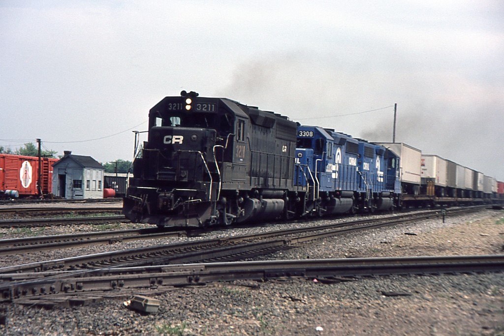 wb CR TOFC
Our first train is a westbound TOFC train, the first of several such trains we'll see. It's on the Fort Wayne Line.
Keywords: Alliance